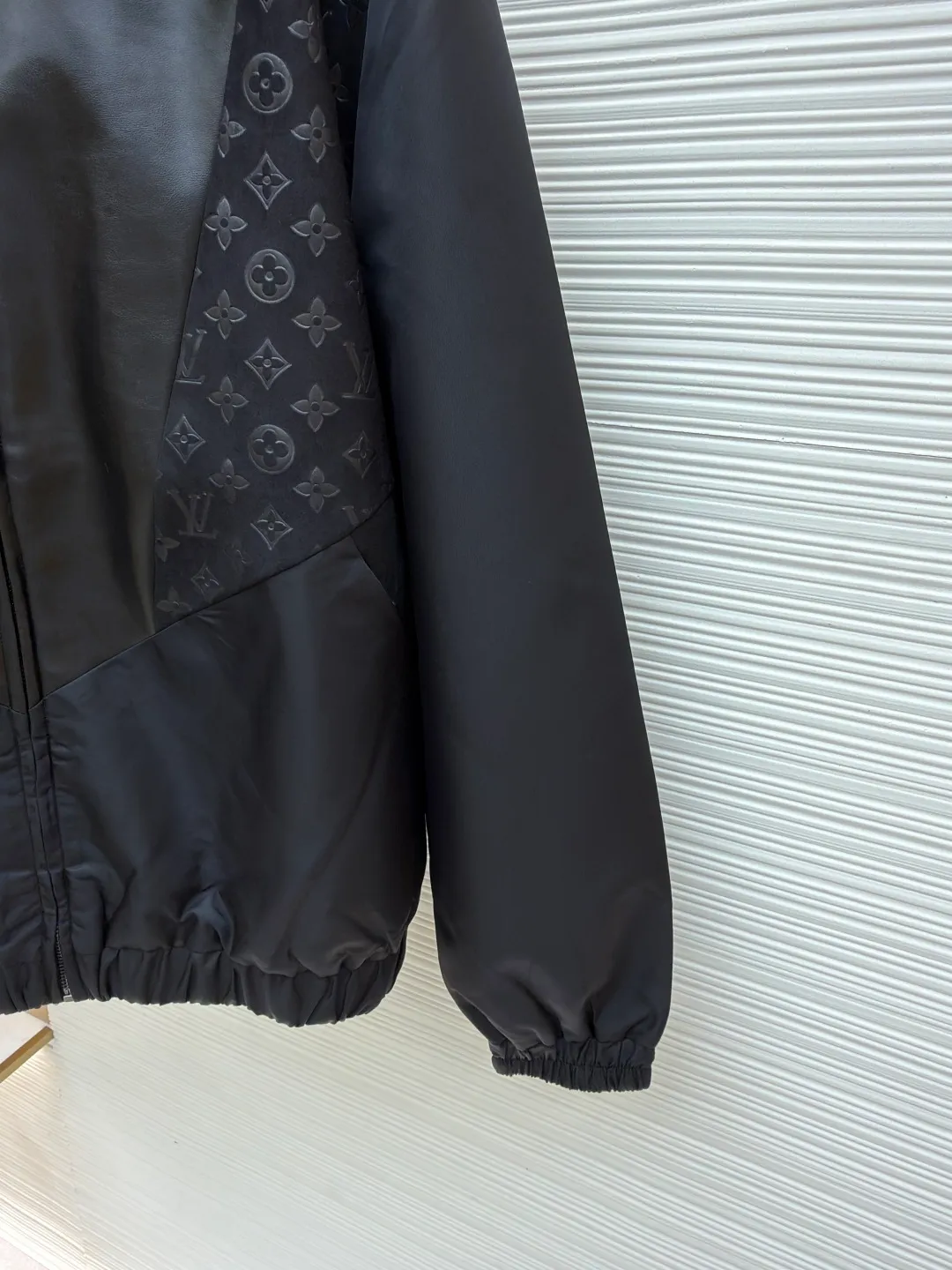 LOUIS VUITTON Presbyopic embossed stitching leather jacket ●Original version: purchased and developed at 32999 ●Item number: 1680916-C10 ●Fabric: nylon fabric ●Technology: embossed production ●Version: fitted version ●Weight: about 815 grams ●Size: S-M-L-XL ●Description: The main body of the garment is made of 100% nylon material, which is very breathable. You will not feel stuffy at all when wearing it. The cuffs, collar and front are all made of soft sheep leather, which is smooth to the touch and has a full texture! Classic Monogram embossed suede leather inserts. The high collar design with elastic cuffs and hem is not only windproof and warm, but also allows you to move freely without feeling restricted at all! The zipper opening and closing design on the side is also very considerate, making it very convenient to put on and take off. There are also practical pockets on both sides, which can hold many small items. It is fully functional and can be matched with many types of clothing to create a fashionable look. The overall wiring is straight and delicate, the fabric is comfortable and soft, and the color is consistent without color difference. It can be matched with the same style to create a fashionable look and control various occasions. Customized accessories, complete with three standards, same style for men and women!
